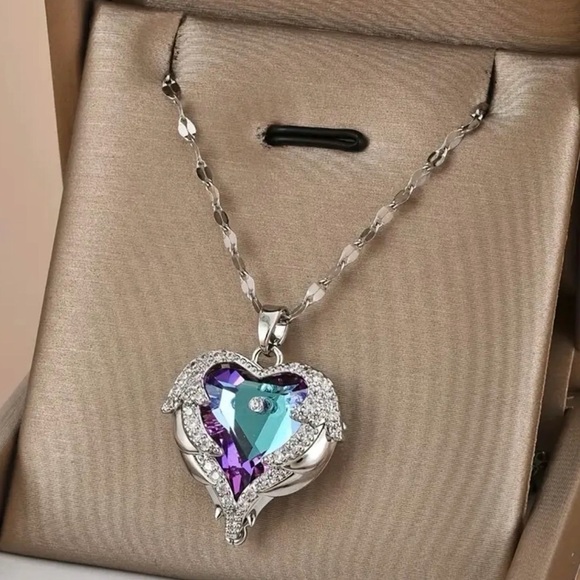 Jewelry - Elegant Silver and Purple Heart Pendant Necklace.